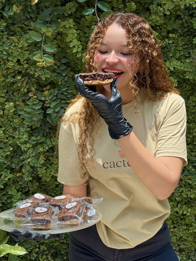 El equipo de Cactella con una charola de brownies empacados, Monterrey