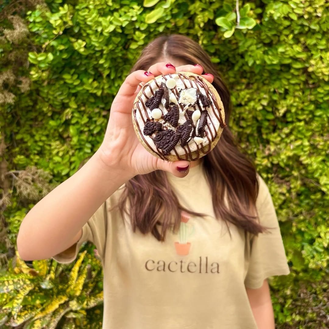 Galleta gourmet de oreo con betún y chispas de chocolate, hecha en Monterrey
