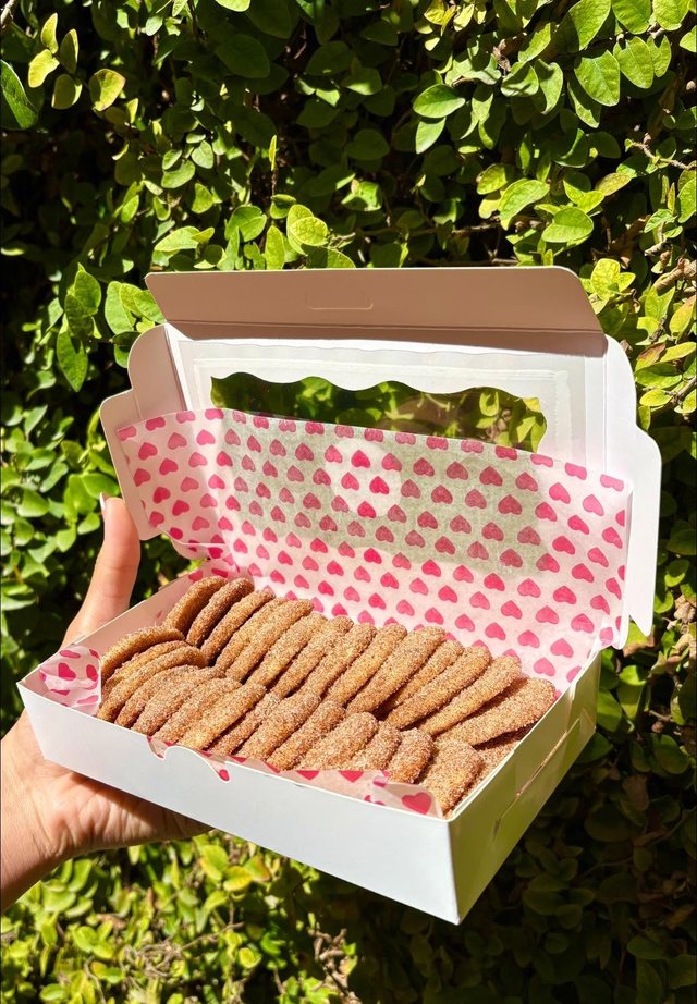 Caja de palitos espolvoreados con azúcar y canela, postres caseros en Monterrey